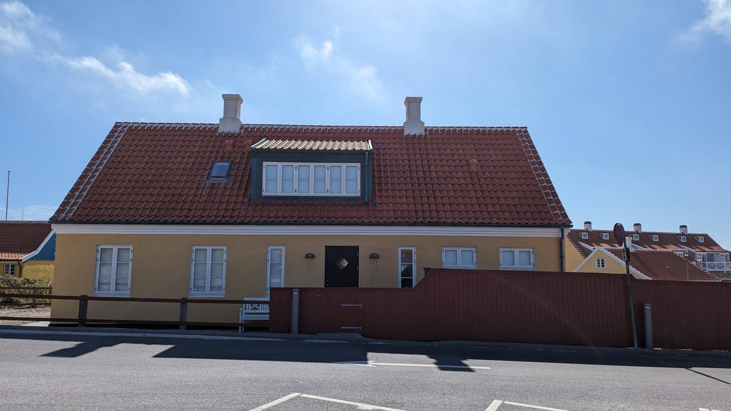 Ein Haus mit gelbem Dach und gelbem Dach.