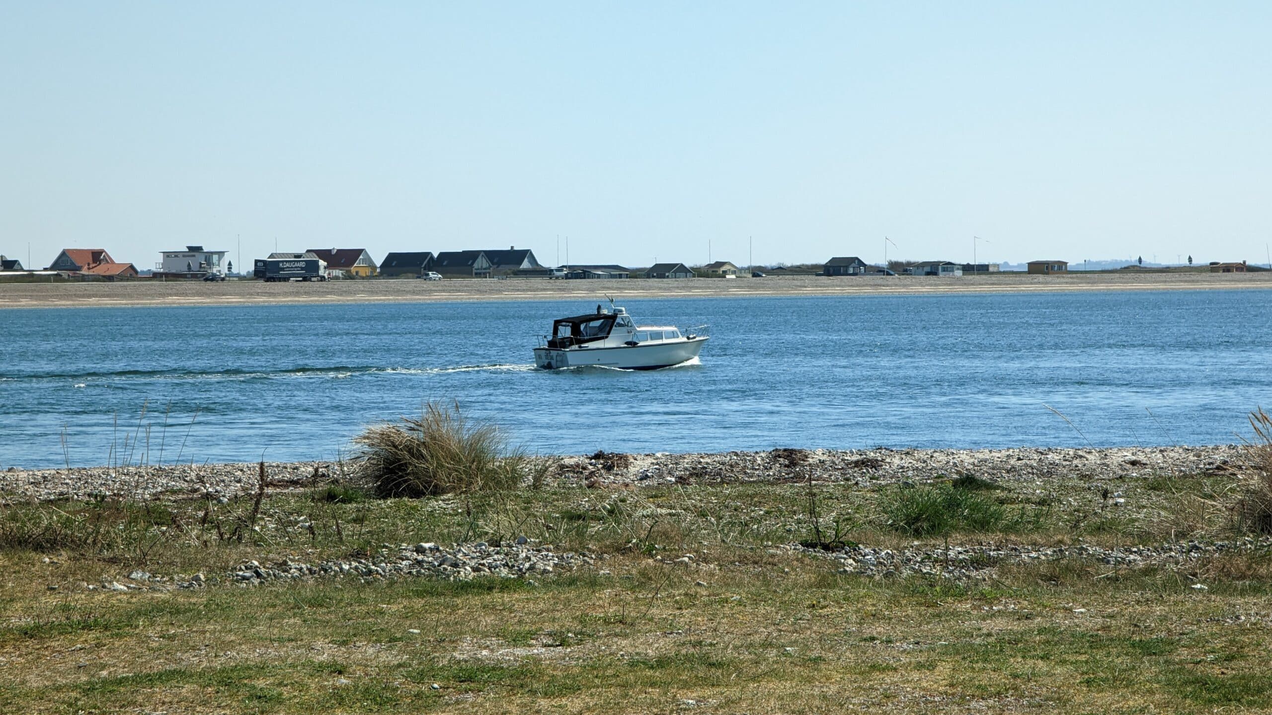 Ein kleines Boot im Wasser.