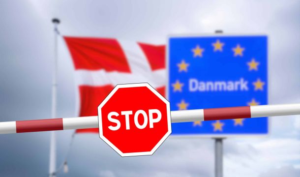Eine Frau zeigt an einer Tankstelle den Daumen nach oben.