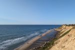 Eine Klippe mit Blick auf das Meer und die Häuser.