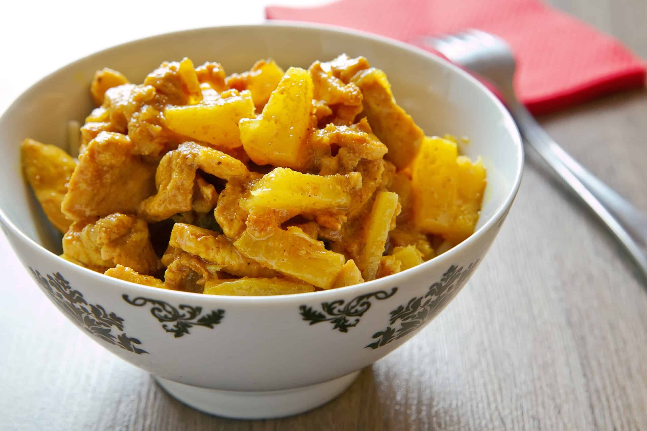 Eine Schüssel mit Essen auf einem Tisch.