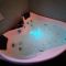 Eine Whirlpool-Badewanne im Badezimmer.