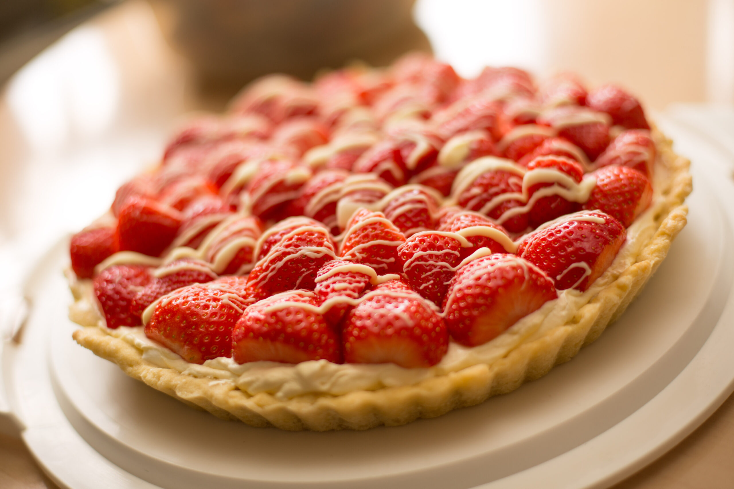 Eine Erdbeertorte auf einem Teller.