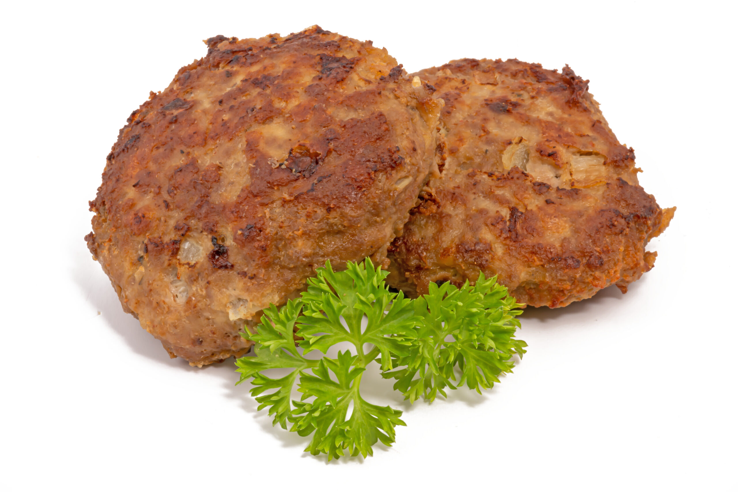 Zwei Fleischpasteten auf weißem Hintergrund.
