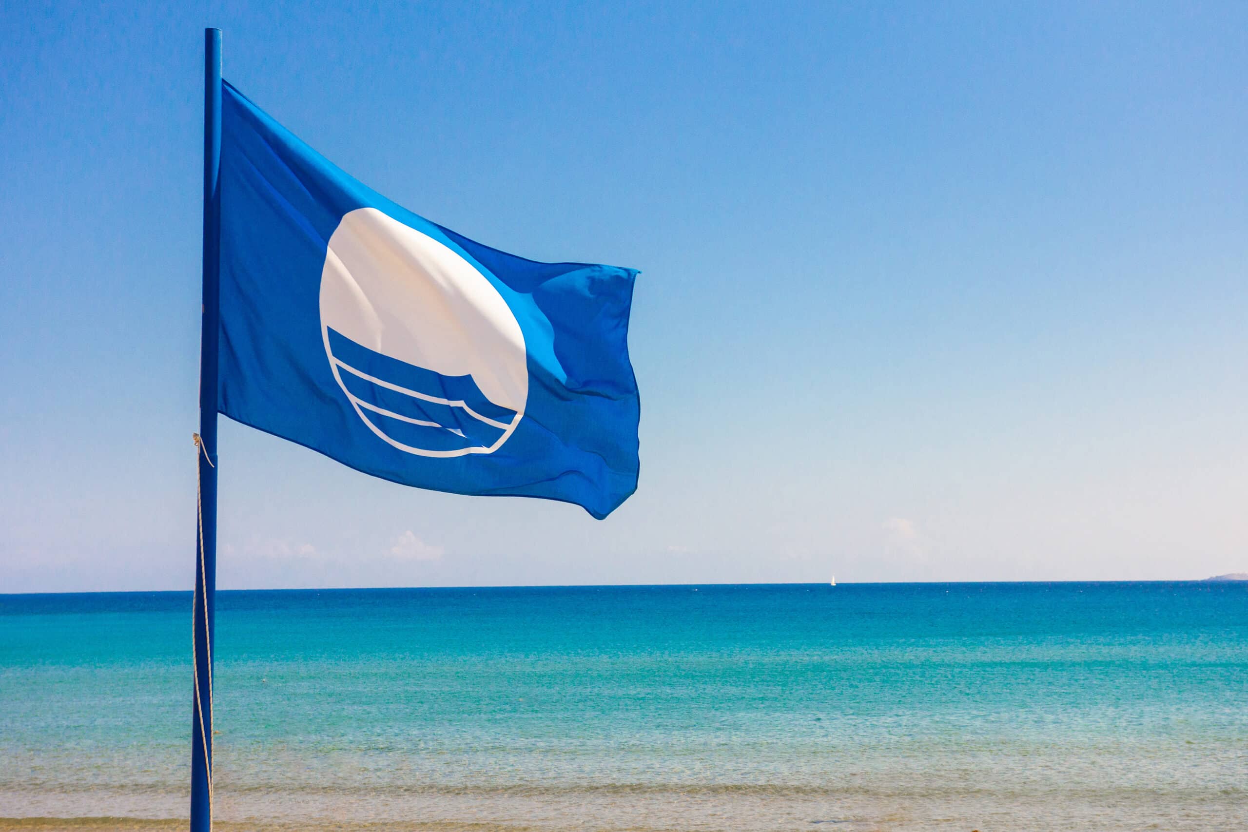 Blaue Flagge am Strand