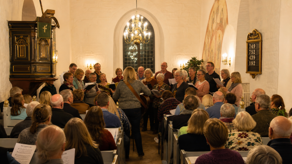 Gemeinschaftssingen mit dem Lønstrup-Chor in Lønstrup Kirke