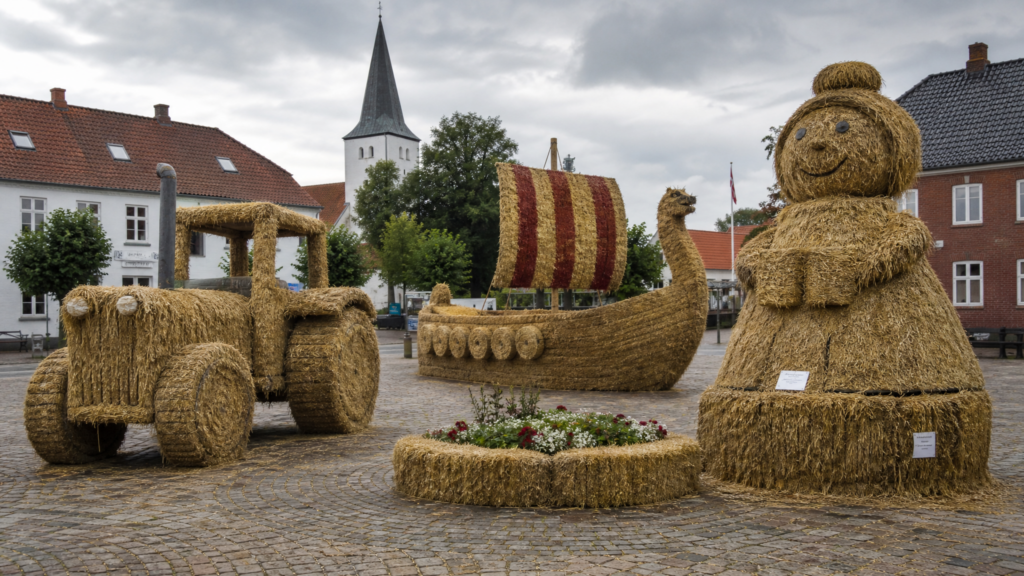 Hay Art Højer – Wenn Heu zu Kunst wird