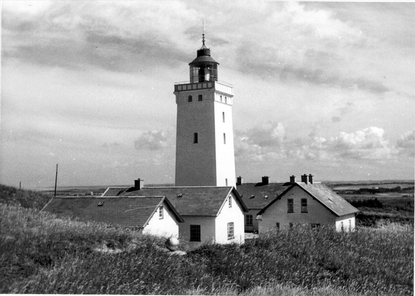 Rubjerg Knude Fyr – Der Leuchtturm im Sand 3 Der Leuchtturm und die Wohnhäuser der Station im Sommer 1957