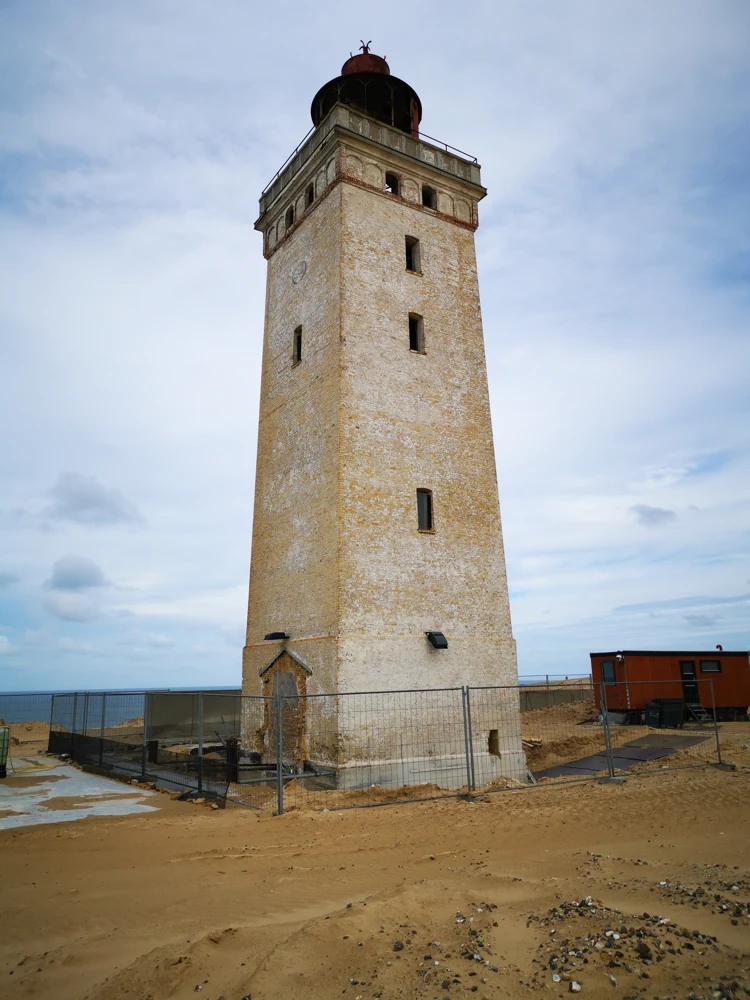 Rubjerg Knude Fyr – Der Leuchtturm im Sand 4 Rubjerg Knude Fyr am 1. September 2019 mit freigelegtem Fundament und Bauzaun